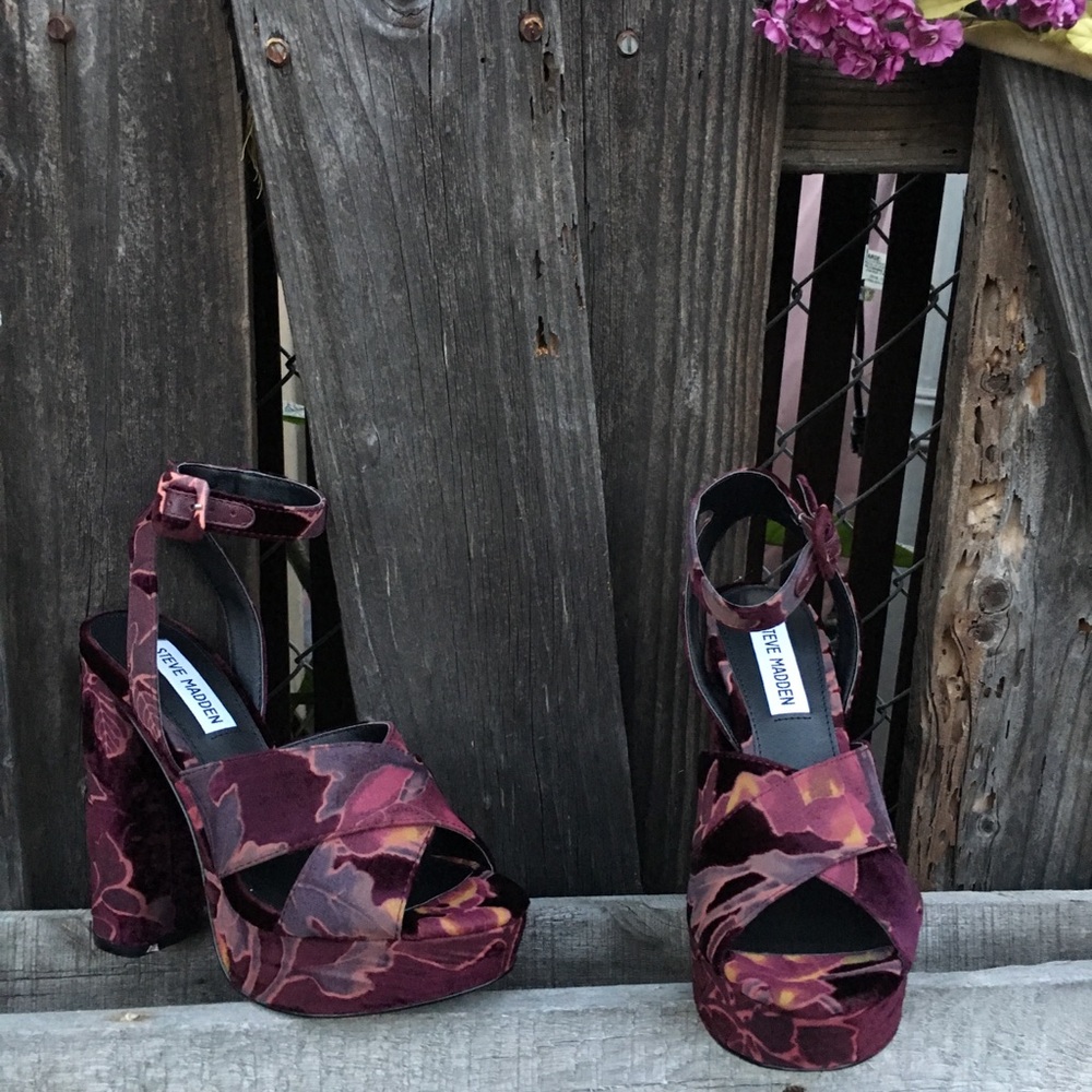 Brand new, never worn Steve Madden platform heels